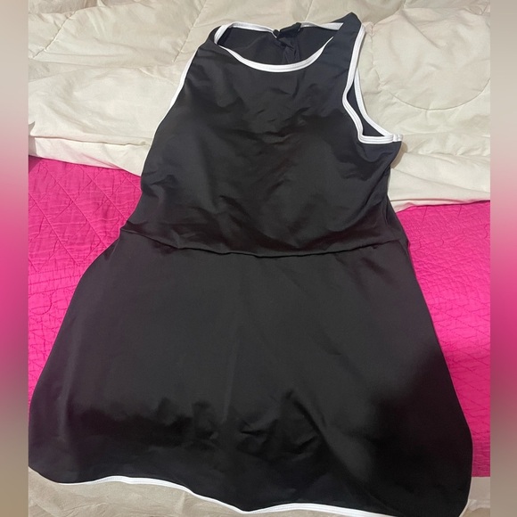 Super cute Black & White dress with shorts underneath - Picture 1 of 3